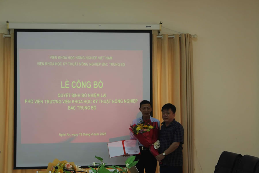 Phó giám đốc VAAS Phạm Văn Toàn làm việc với Viện KHKT Bắc Trung Bộ