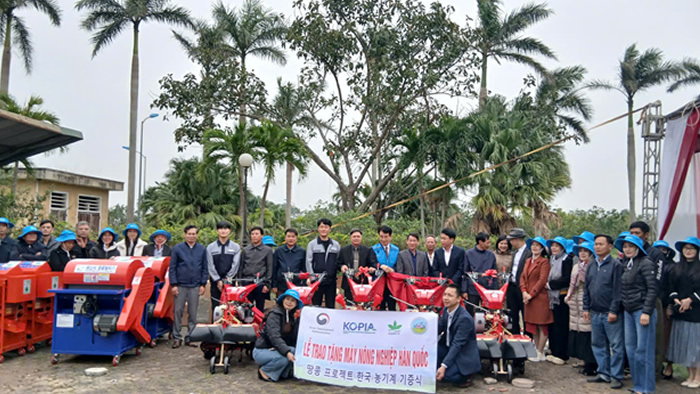 Lễ trao tặng máy nông nghiệp Hàn Quốc cho các địa phương tham gia dự án 